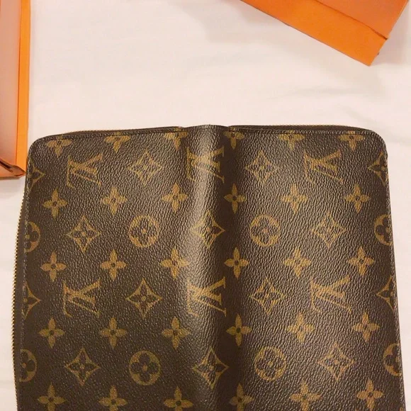 Louis Vuitton Zippy Organizer! Hard to find! 😊 - Picture 2 of 15